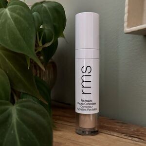 ✨ NIB RMS Beauty Revitalize Hydra Concealer – ON08